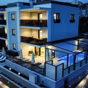 Apartment 23 A Heated Pool